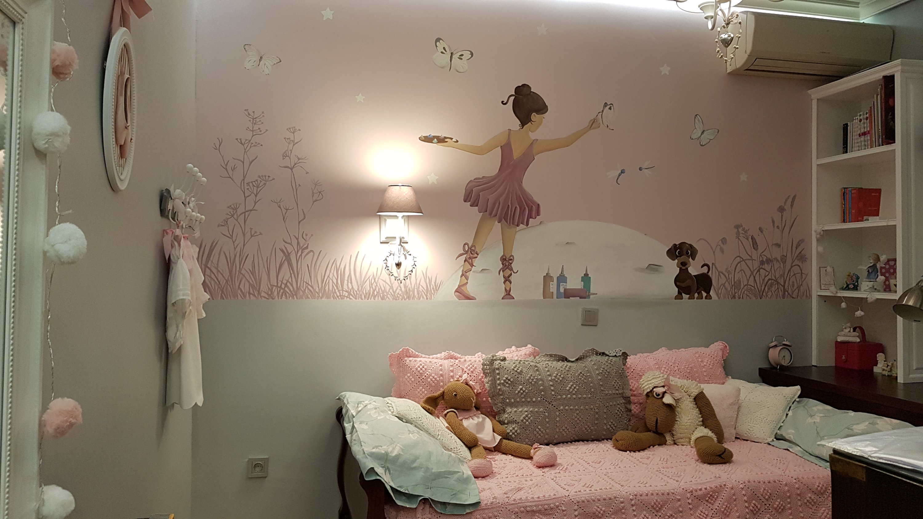 Mural bailarina pintando la luna